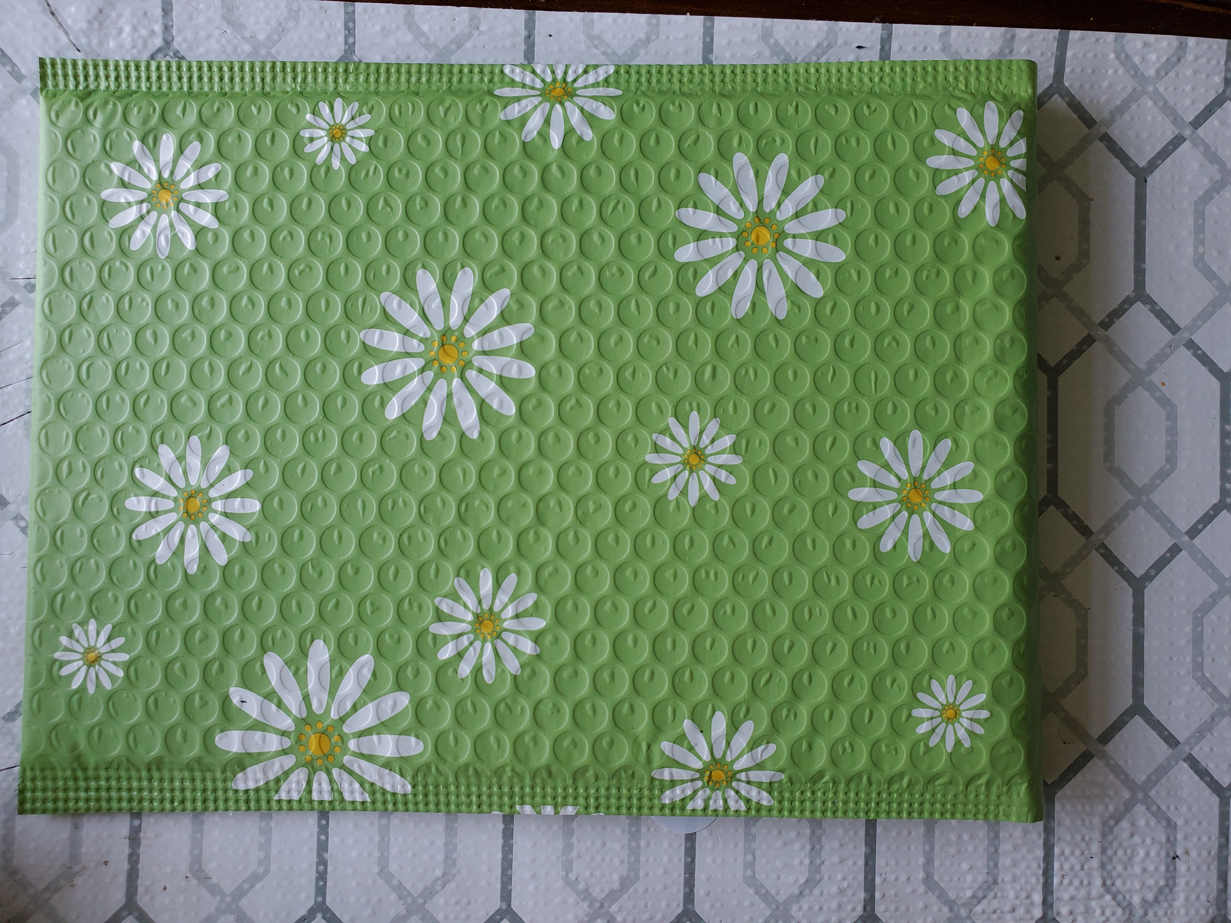 Mail package: Daisy bubble envelope or mail box.